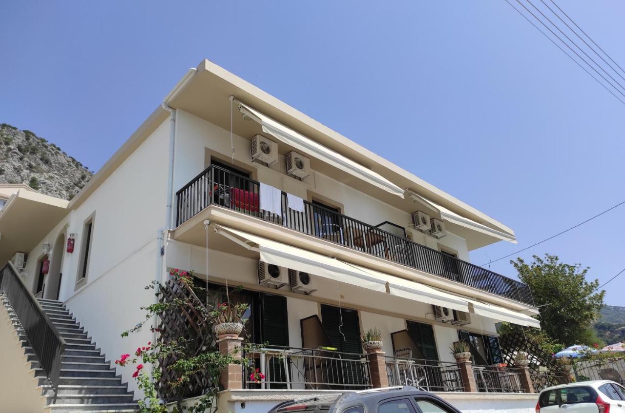 Vladimiros Apartments برباتي المظهر الخارجي الصورة