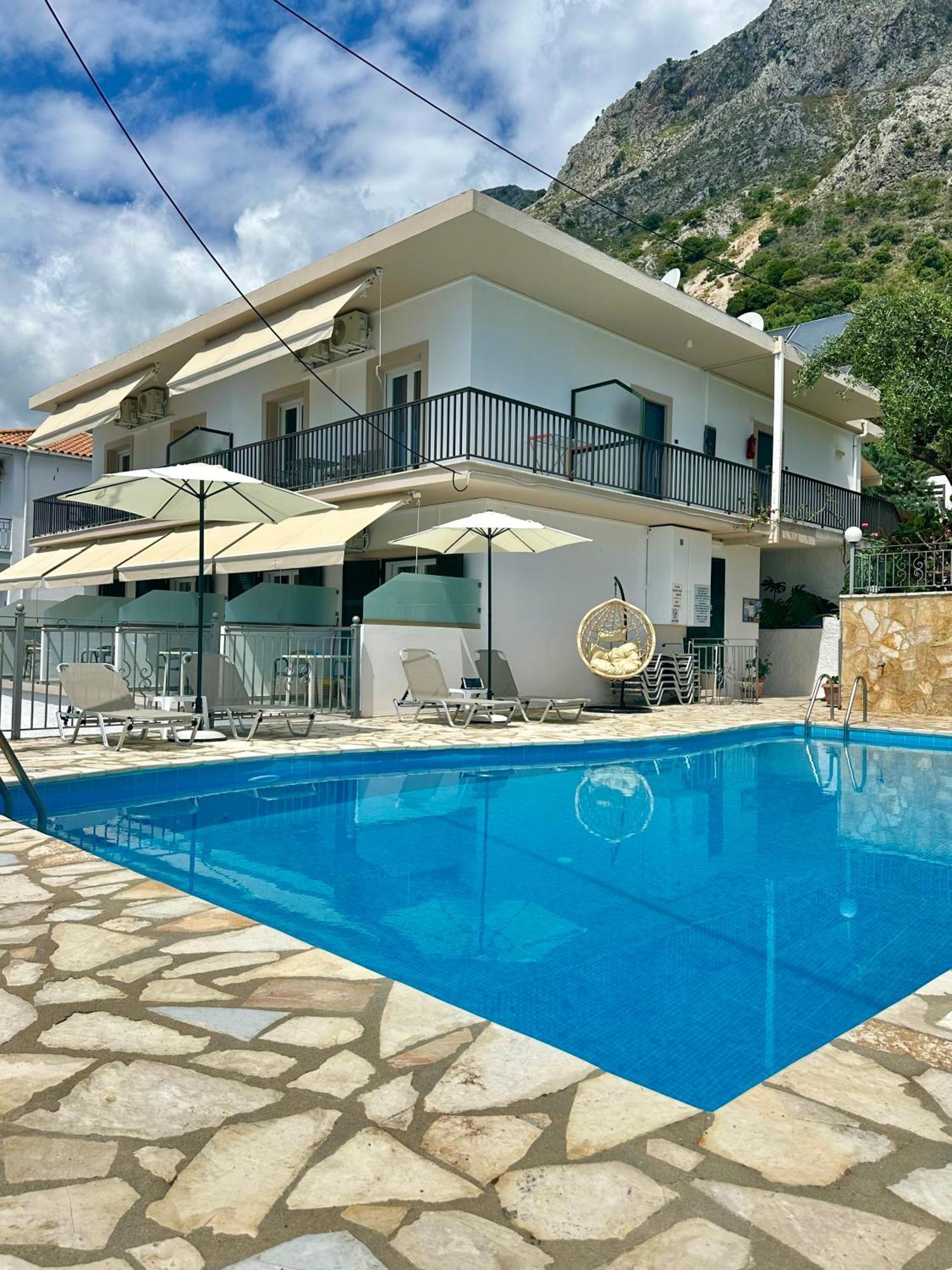Vladimiros Apartments برباتي المظهر الخارجي الصورة